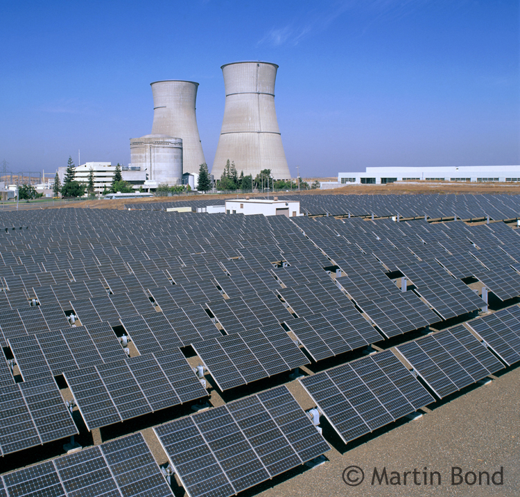 © Martin Bond unless specified otherwise below A photovoltaic solar electric generating plant next to the Rancho Seco nuclear power plant, Sacramento, California.: © Martin Bond unless specified otherwise below