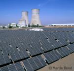 A photovoltaic solar electric generating plant next to the Rancho Seco nuclear power plant, Sacramento, California. © Martin Bond