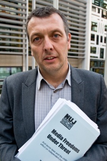 Jeremy Dear with the evidence: Photo © Marc Valée