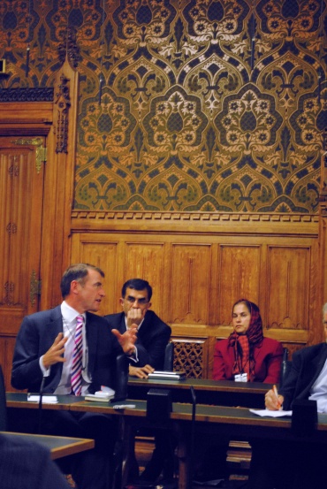 Bill Neely speaks (left): © Pádraig Belton